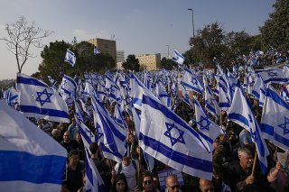 Comme le lundi précédent, une marée de drapeaux israéliens, bleu et blanc, a déferlé sur les jardins et les rues autour de la Knesset.